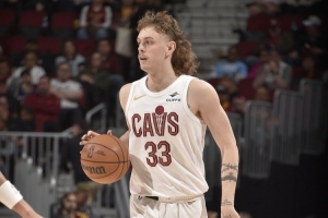 打回来了！特雷弗斯中投得手帮助骑士全场首次领先 最多落后14分